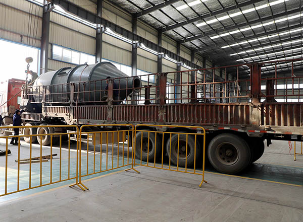 三效蒸發(fā)器設(shè)備裝車 三效蒸發(fā)器設(shè)備裝車